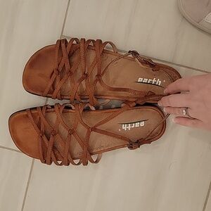 Earth dazzle tan sandal 7.5 luggage tan color